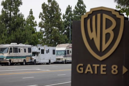 Las casas rodantes están estacionadas en Forest Lawn Drive cerca de la puerta 8 de los estudios de cine Warner Bros