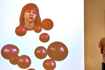 Burbujas, el video de Karina Peisajovich, propone una metáfora sobre los cuerpos