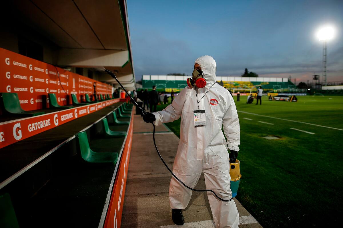 Burbujas que se rompen, protocolos que no se respetan con rigurosidad y una ola de contagios por coronavirus que también tendría que encender alarmas en el fútbol