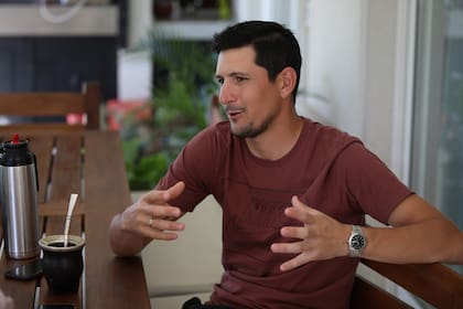 Burdisso, a los 31 años, se aferra a la vida familiar y al golf, mientras espera el alta definitiva