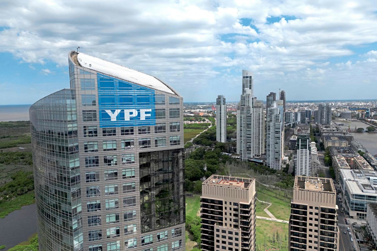 Burford Capital, Eton Park y Bainbridge quieren el 51% de las acciones de YPF como forma de pago