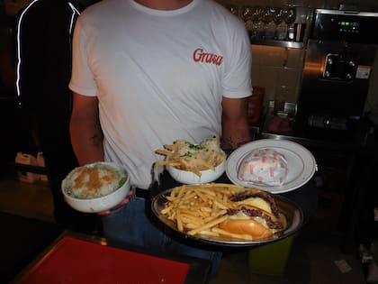 Burger Au Poivre de Grasa, una Cheeseburger que sale al medio sobre una sedosa salsa de pimienta, para mojar cada bocado