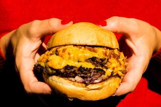 Tres días para celebrar a la reina, la hamburguesa con queso