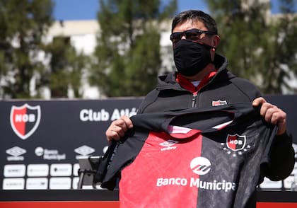 Burgos, flamante DT de Newell's, hace en la Argentina su primera experiencia como entrenador principal.