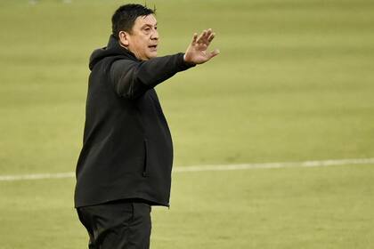 Burgos vivió con intensidad el partido de Newell's contra Unión; muchos gritos e instrucciones, pero menos histrionismo que el de Diego Simeone.