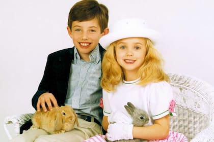 Burke, el hermano de JonBenet, tenía 9 años en aquella Navidad fatídica de 1996, y no escapó a las sospechas