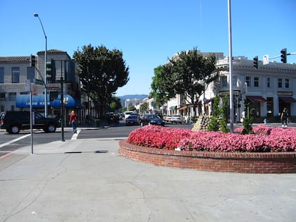 Burlingame cuenta con un ingreso promedio familiar por año es de $128 mil 447 dólares