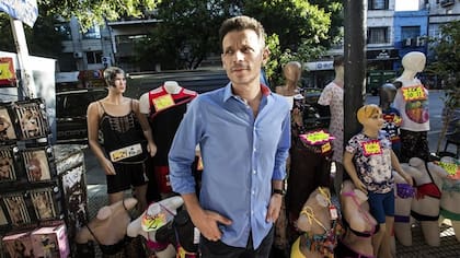 Burman pasará de las liquidaciones del Once entre las que transcurría su último film a la alta costura de Edha