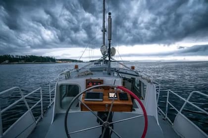 Burn fue encontrado a bordo de un velero en altamar con un joven que había sido reportado como desaparecido por su familia