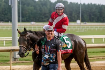 Burnham Square ganó el Arlington Million (G1) con el jockey Brian Hernández Jr y lo recibe sonriente su peón