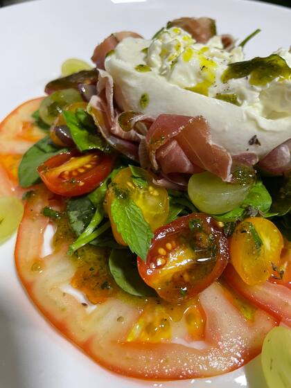 Burrata con tomates y jamón crudo.