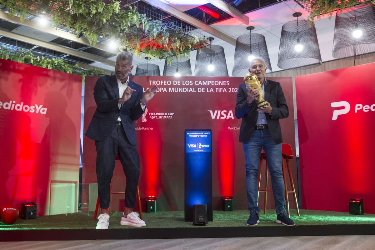 Burruchaga y Goycochea presentes en la visita de la Copa del Mundo en Argentina.
