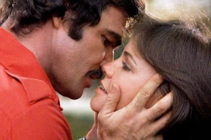 Burt Reynolds y Sally Field en Smokey and the bandit.