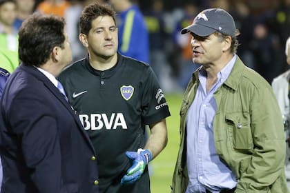 Burzaco, de gorra, a la derecha