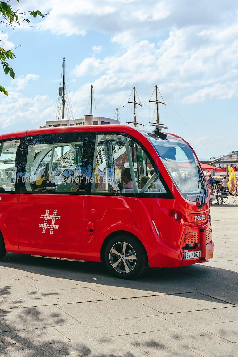 Bus autónomo Navya Autonom Shuttle en Olso, Noruega. Navya es una empresa francesa especializada en el diseño y construcción de vehículos autónomos y eléctricos.