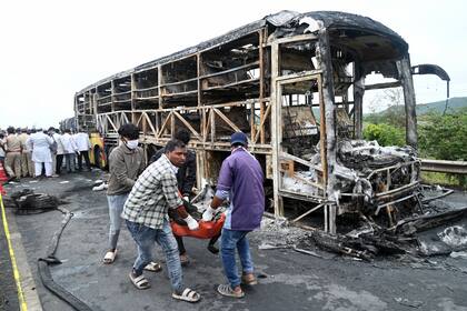 Bus se incendia tras impacto de motocicleta en el sur de India y causa 25 muertos