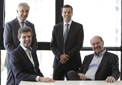 Busanello y Grobocopatel, sentados, con García y Santiago Cotter