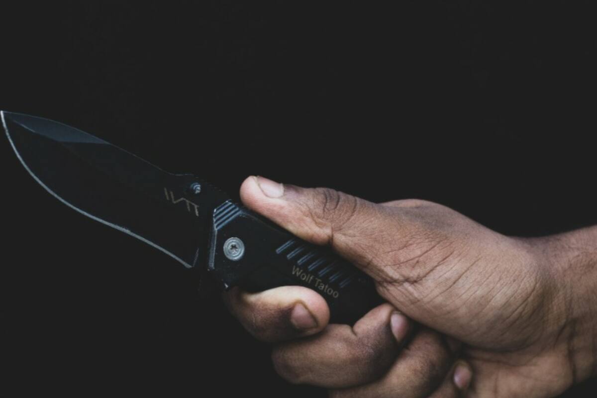 Buscaba a su hermano desaparecido durante 20 años y cuando se despertó, este lo apuñaló en su cama