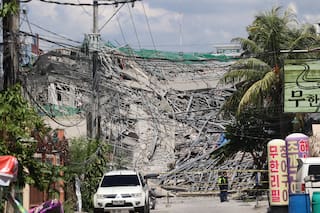 Buscan a 21 desaparecidos tras el derrumbe de un edificio de nueve pisos en construcción en Filipinas