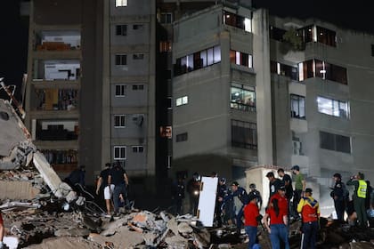 Buscan a sobrevivientes entre los escombros
(AP/Javier Campos)