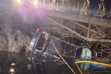 Un conductor perdió el control, el vehículo cayó a un canal de riego y su hijo de cuatro años habría sido arrastrado por el agua