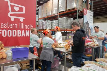 Buscan ayuda para empaquetar alimentos y repartirlos en Illinois (FB eifoodbank)