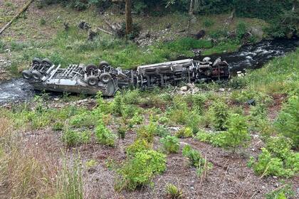 Buscan contener derrame de combustible en río en Washington tras volcadura de camión cisterna