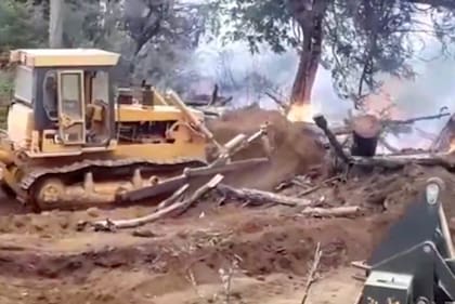 Buscan frenar el avance del fuego