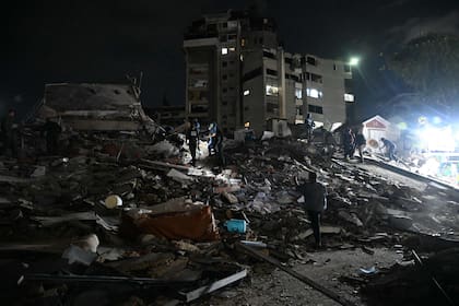 Buscan personas entre los escombros en medio de la devastación y el pánico