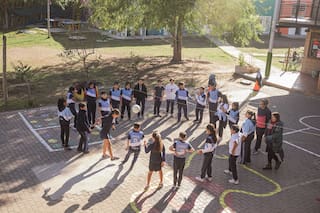 Comprás una pulsera, regalás otra y ayudás a financiar escuelas: la campaña que busca llegar a un millón de personas