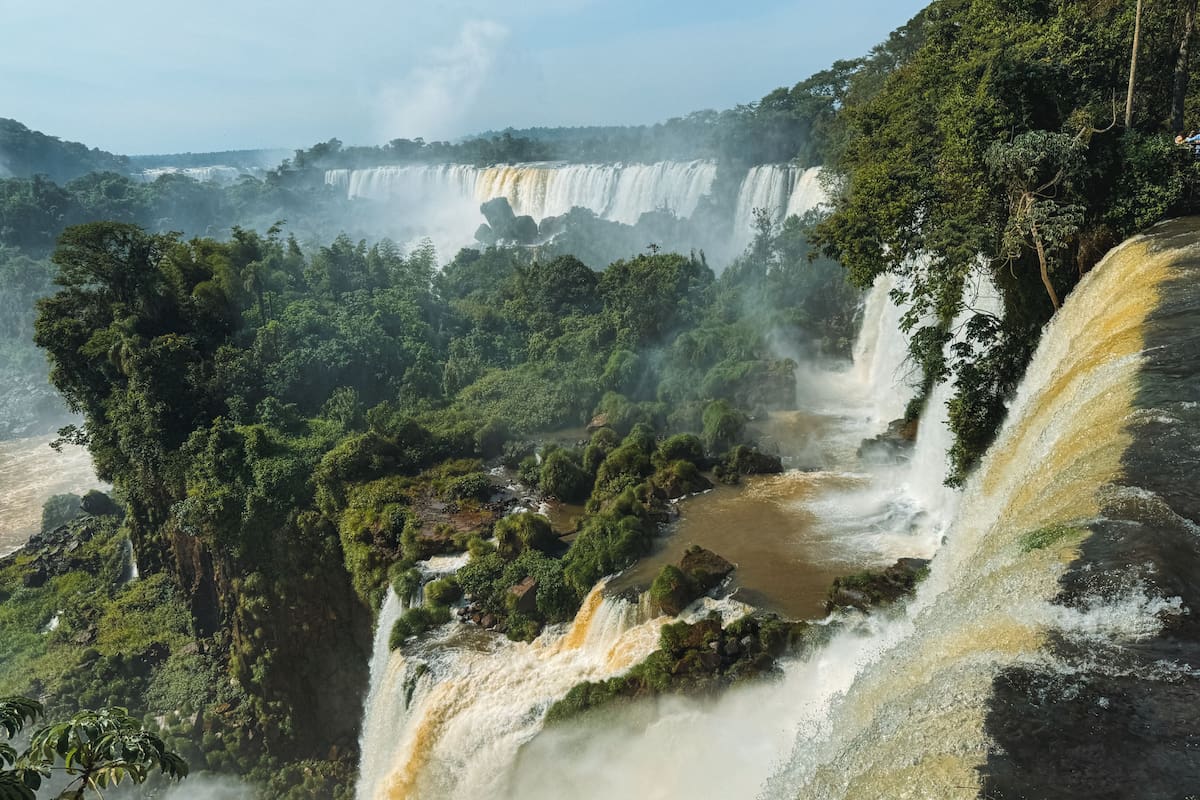 Buscan voluntarios en un hostel de Puerto Iguazú: cómo acceder a los beneficios