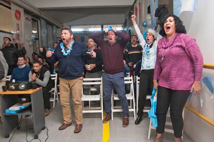 Buscando la mejor estrategia para sumar puntos, muchos terminan apoyando a equipos que detestan