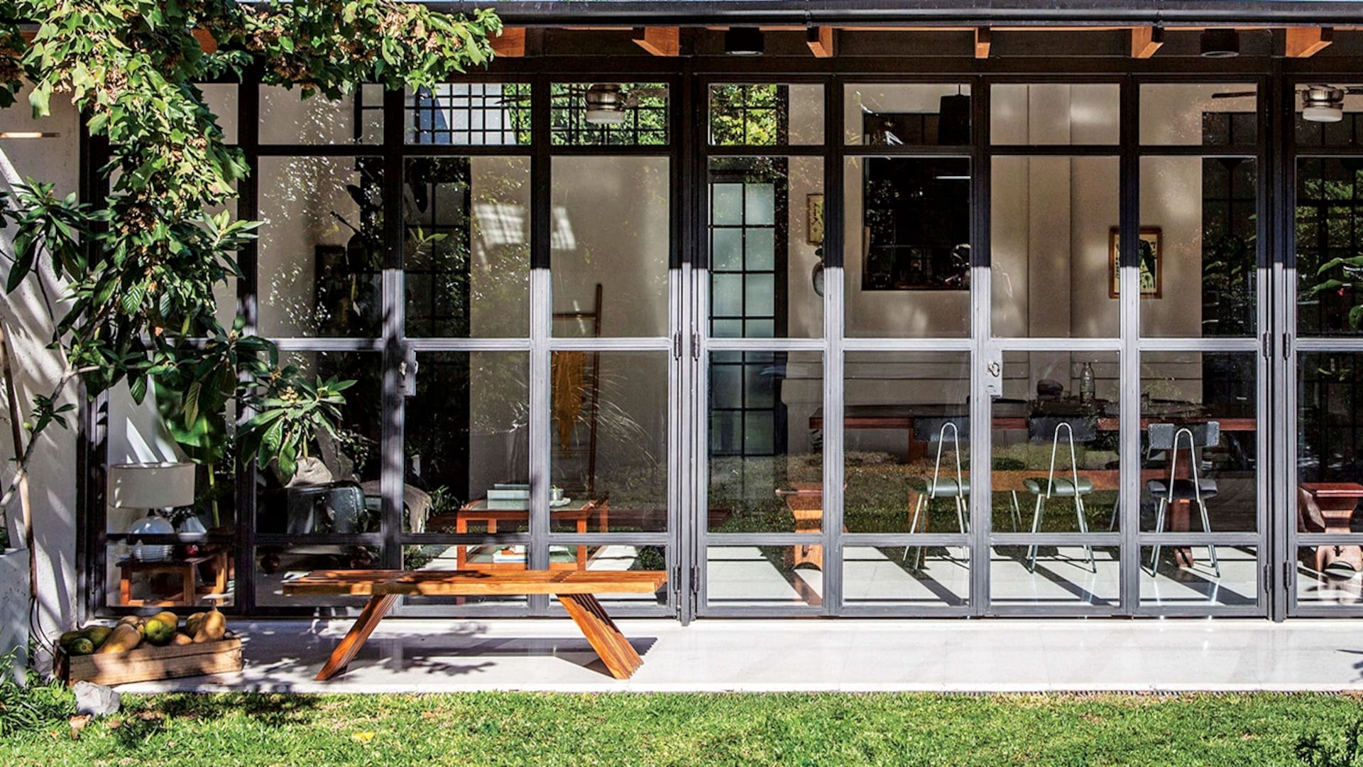 Buscando luz y contacto directo con el verde, el estudio Prim replanteó un viejo living que hoy es estar, comedor, quincho, estudio y galería. La auténtica multifunción.