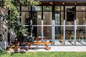 Buscando luz y contacto directo con el verde, el estudio Prim replanteó un viejo living que hoy es estar, comedor, quincho, estudio y galería. La auténtica multifunción.