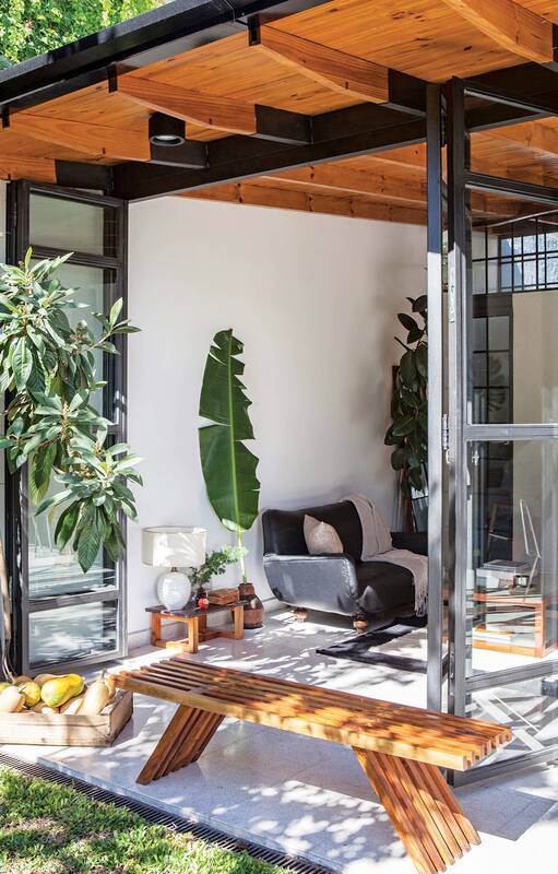 Buscando luz y contacto directo con el verde, el estudio Prim replanteó un viejo living que hoy es estar, comedor, quincho, estudio y galería. La auténtica multifunción.