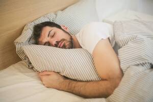 Buscar estrategias para conciliar el sueño y tener un descanso reparador resulta fundamental para tener una buena calidad de vida. Foto: Pexels