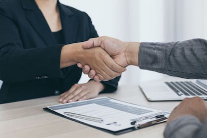 Buscar trabajo es un desafío para cualquiera, pero lo es aún más para una persona sexagenaria
