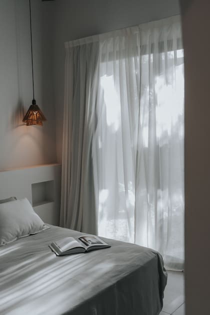 Procuraram ter a natureza sempre presente, melhorando a entrada de luz natural e a vista para o jardim a partir de diferentes pontos da casa.