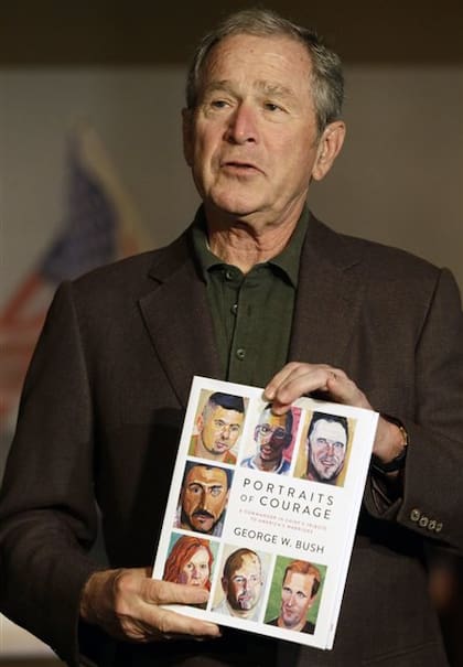 Bush, con una copia de su nuevo libro, en Dallas