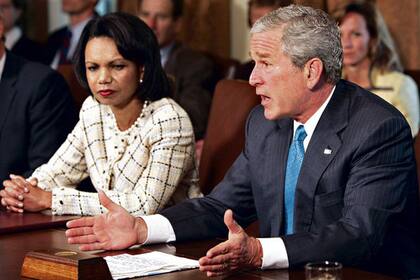 Bush, junto a su secretaria de Estado, Condoleezza Rice, en una reunión de gabinete celebrada ayer en la Casa Blanca