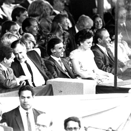 Bush, Menem, Eduardo Duhalde y otros representantes del quehacer nacional miran destrezas criollas en la pista de la Sociedad Rural, en las últimas horas de la visita del presidente estadounidense a la Argentina