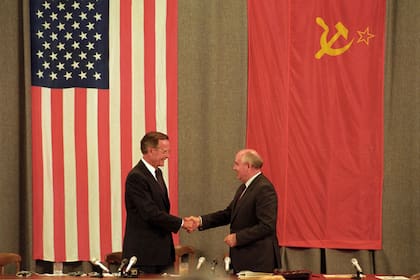 Mikhail Gorbachov y el presidente estadounidense George H. W. Bush