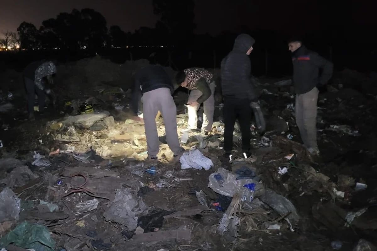 Búsqueda de dólares en el basural de "Las Parejas"