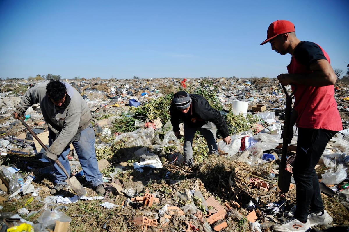 Búsqueda de dólares en el basural de "Las Parejas" (Rosario).
