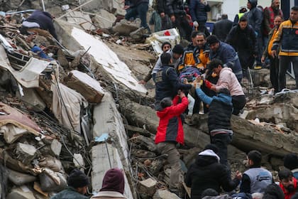 Búsqueda de sobrevivientes del terremoto en Adana, Turquía. (IHA agency via AP)