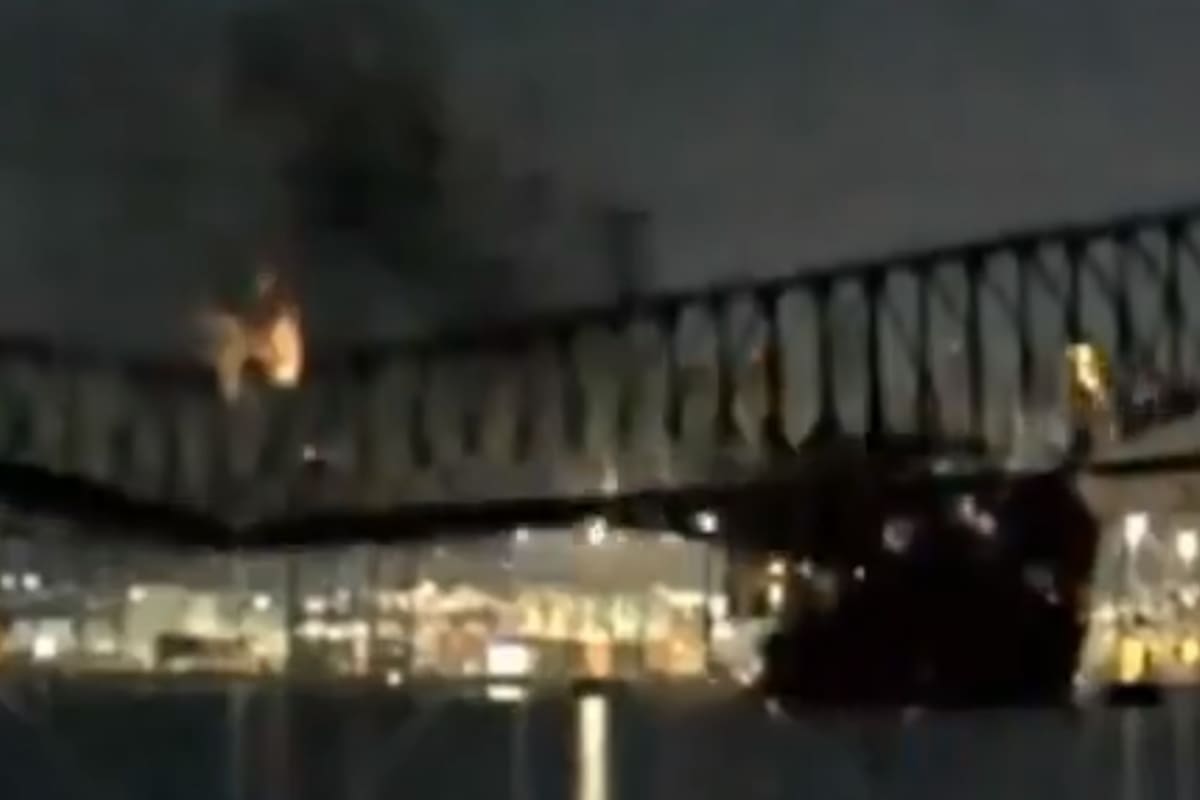 Búsqueda en Estados Unidos: un barco chocó contra un puente y varios autos cayeron al río