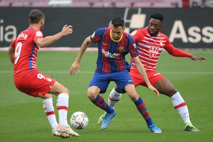 Busquets encara, ante la marca de Soldado y Eteki
