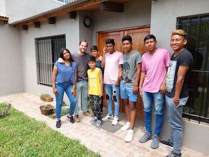 Bustamante junto a los hermanos Gerez, en Gualeguay. Es su tutor legal desde hace cinco años.