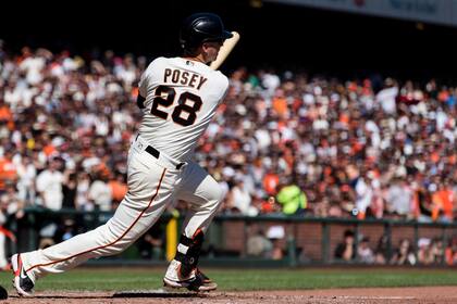 Buster Posey conecta un sencillo ante los Padres de San Diego, el domingo 3 de octubre de 2021. (AP Foto/John Hefti)