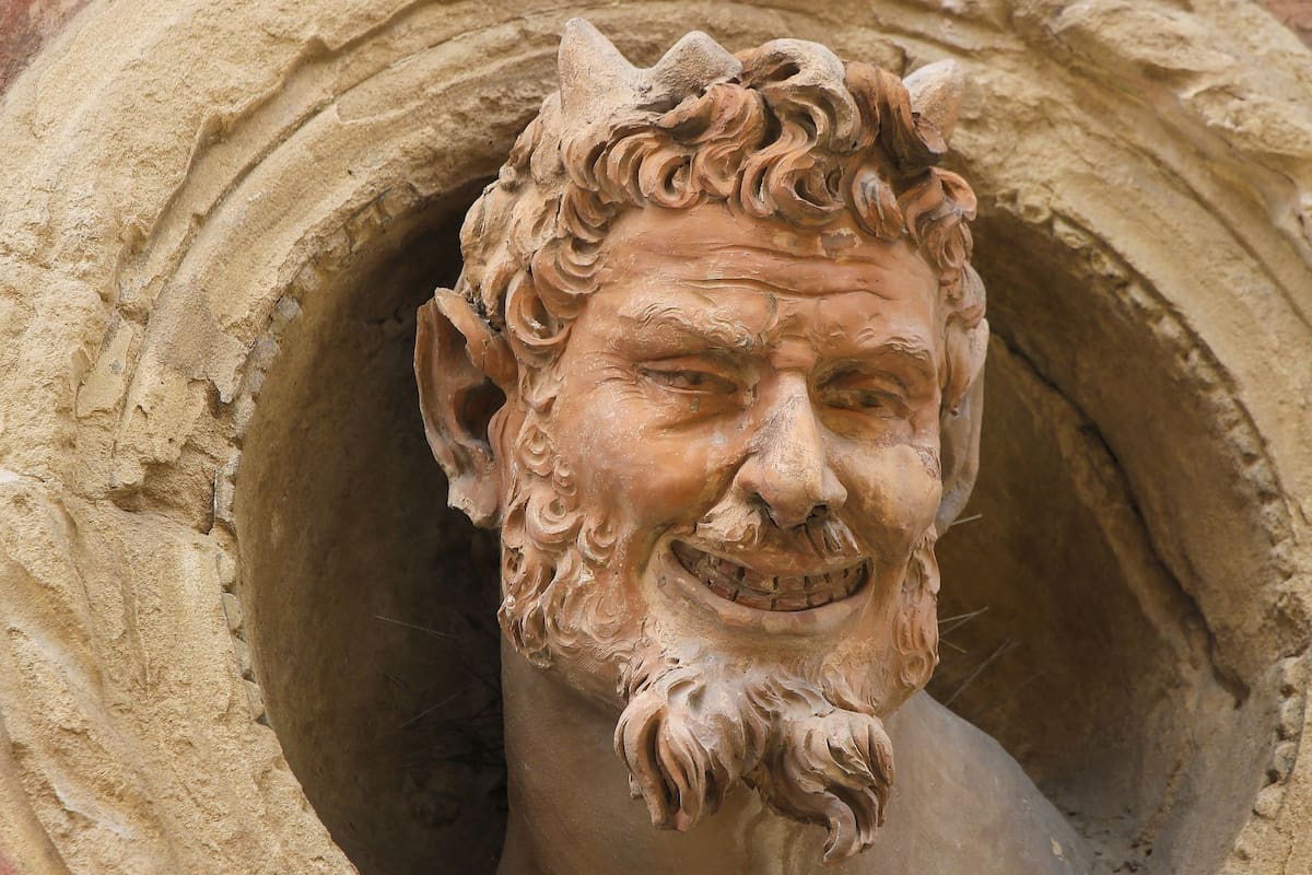 Busto de un sátiro en el Palazzo Bolognini Amorini Salina, en Piazza Santo Stefano, en Bologna, Italia